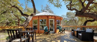 Breathtaking Treehouse Yurt! King Bed and Spa!