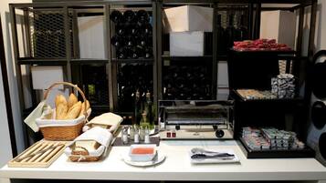 Een buffet met verschillende gerechten en toevoegingen.