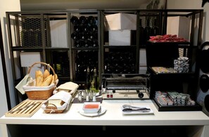 Un buffet con diversi cibi e condimenti.