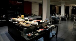 Ein reichhaltiges Buffet mit verschiedenen Speisen und einer Glastheke.