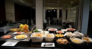 Un buffet proposant une variété de plats et de paniers.