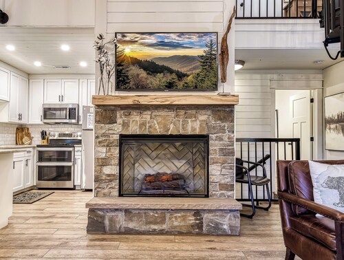 5* Downtown Gatlinburg ~ 2 Kings 1 Queen ~ 3 Baths ~ WALK EVERYWHERE ~ Pool