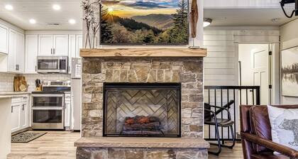 5* Downtown Gatlinburg ~ 2 Kings 1 Queen ~ 3 Baths ~ WALK EVERYWHERE ~ Pool