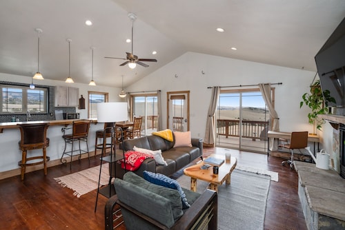 INCREDIBLE VIEWS + FAST WIFI, 10 private acres