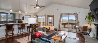 INCREDIBLE VIEWS + FAST WIFI, 10 private acres