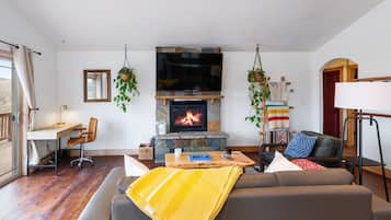 Smart TV, fireplace