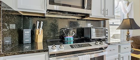 Refrigerador, microondas, horno y parrilla de estufa