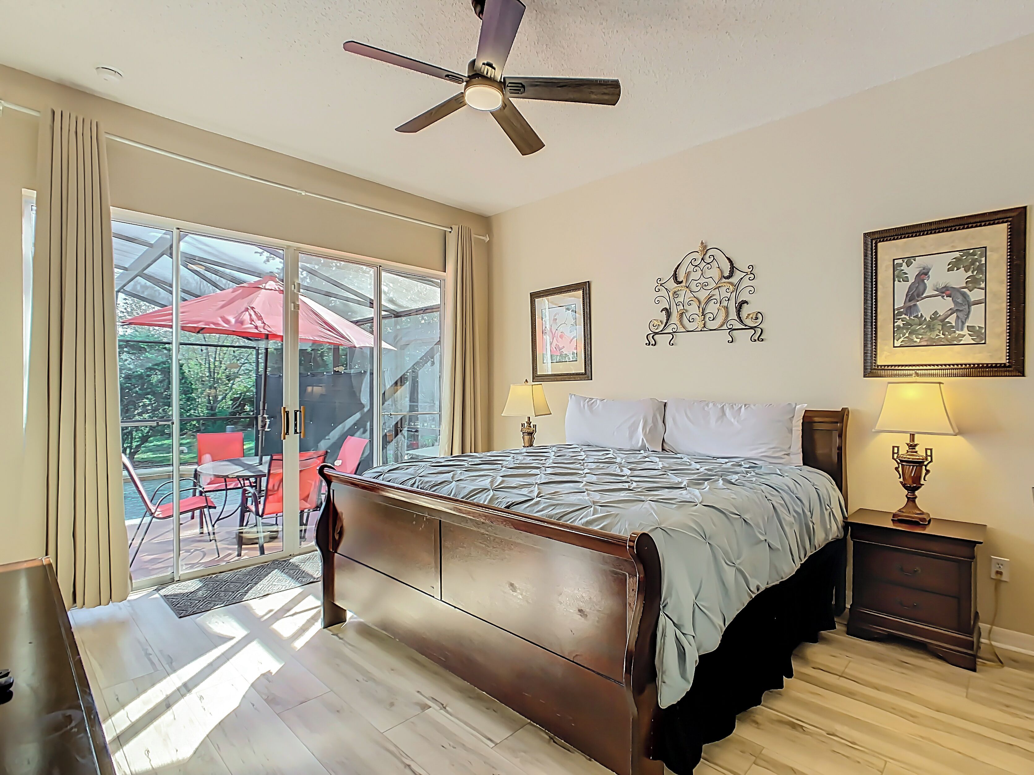 5 Schlafzimmer, Schreibtisch, Bügeleisen/Bügelbrett, Reisekinderbett