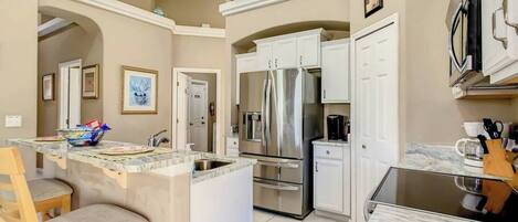 Refrigerador, microondas, horno, placa de cocina