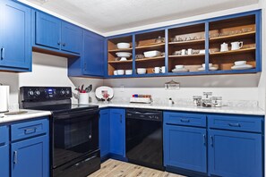Fridge, microwave, oven, stovetop - Peaceful 2BR Farm Stay - 10 Min To Grand Park (Sheridan)
