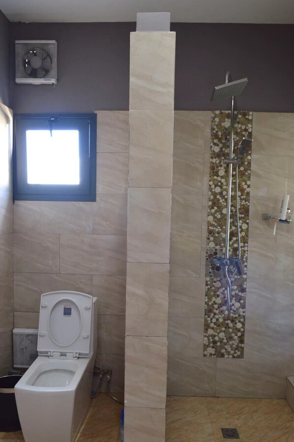 Tina, secadora de cabello, bidet, toallas 