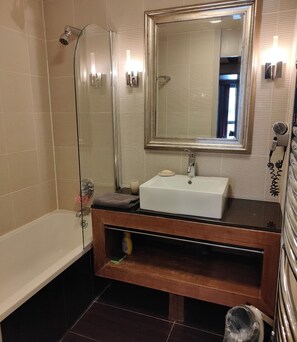 Een bad, een haardroger, zeep, toiletpapier