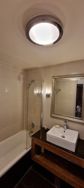 Tina, secadora de cabello, jabón, papel de baño