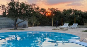 Alberca al aire libre por temporada y sombrillas en la alberca