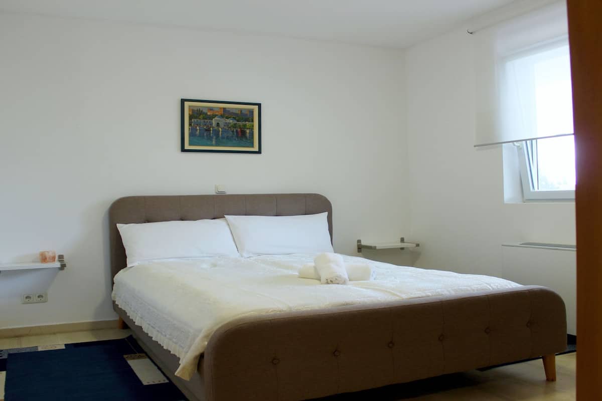 Departamento exclusivo, 1 cama Queen size y sofá cama, patio, vista al océano | 1 habitación y caja de seguridad en la habitación