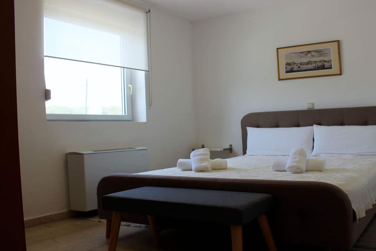 Departamento Confort, 1 cama Queen size y sofá cama, balcón, vista a la colina | 1 habitación y caja de seguridad en la habitación