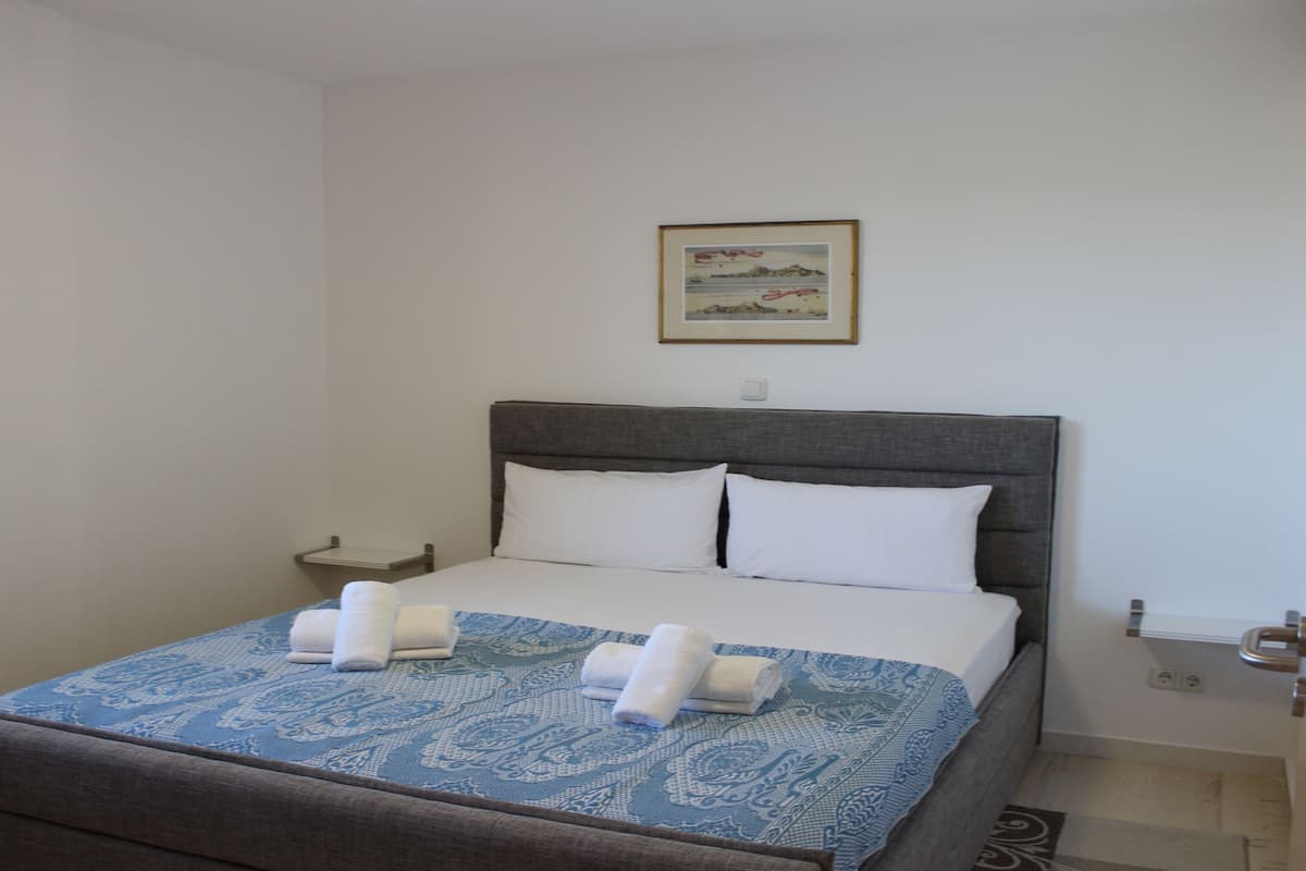 Suite exclusiva, 1 cama Queen size y sofá cama, patio, vista al océano | 1 habitación y caja de seguridad en la habitación