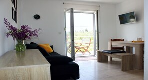 Comfort-Apartment, 1 Queen-Bett und Schlafsofa, Balkon, Hügelblick | Wohnbereich | 32-Zoll-Smart-TV mit Satellitenempfang, Fernseher, Netflix