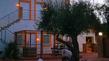 Deluxe Loft, 1 Queen Bed with Sofa bed, Lanai, Garden View | Terrace/patio