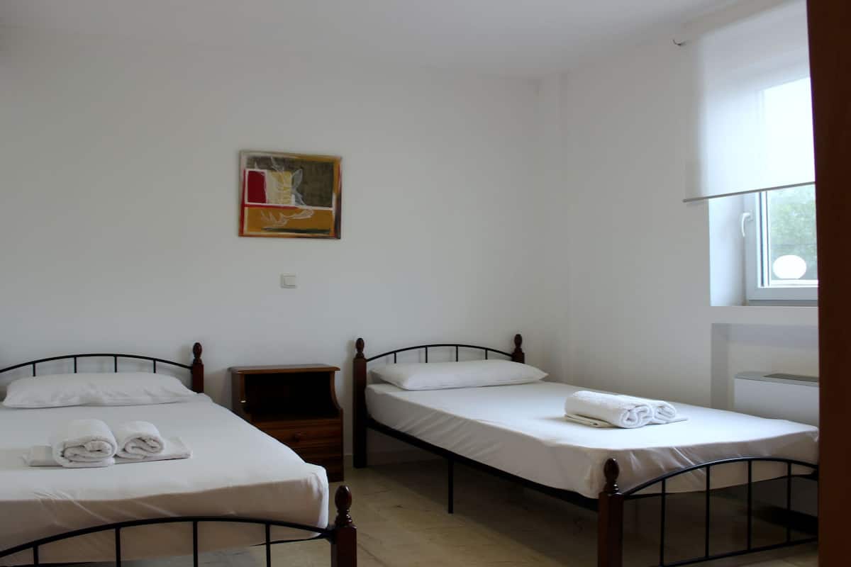 Suite Confort, varias camas, balcón, vista a la colina | 1 habitación y caja de seguridad en la habitación