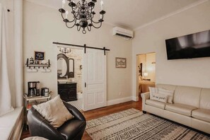 Télévision, cheminée