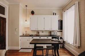 Micro-ondes, plaque de cuisson, cafetière/bouilloire