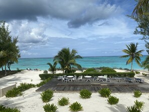 Plage, chaises longues, serviettes de plage