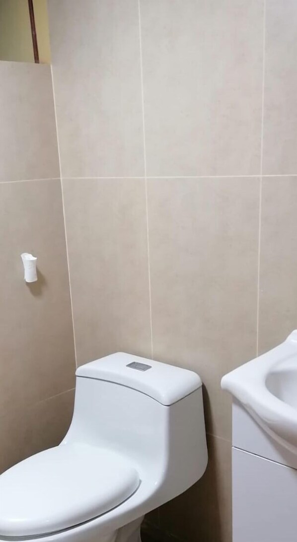 Douche, savon, papier toilette