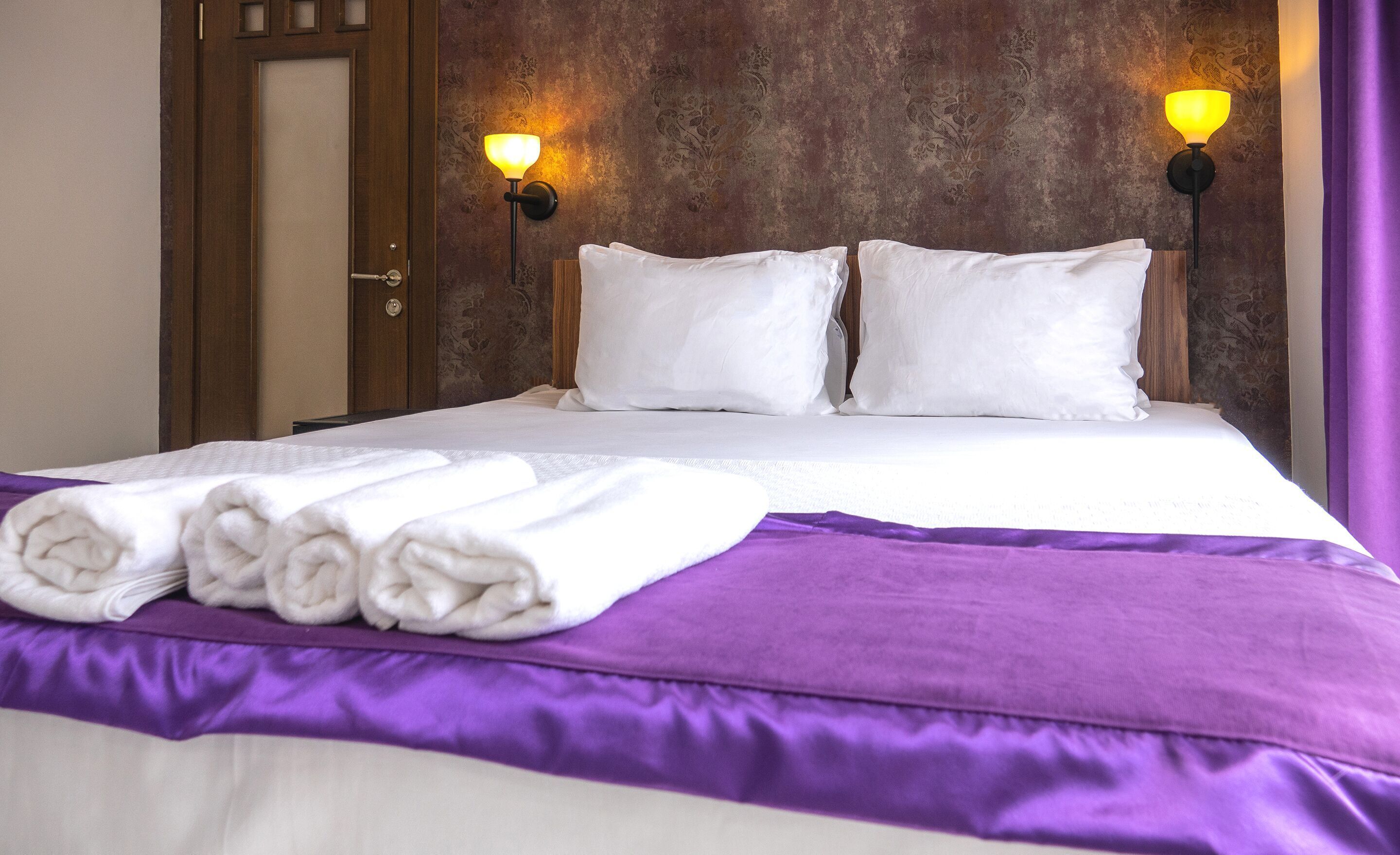Premium bedding, Select Comfort beds, minibar, free WiFi