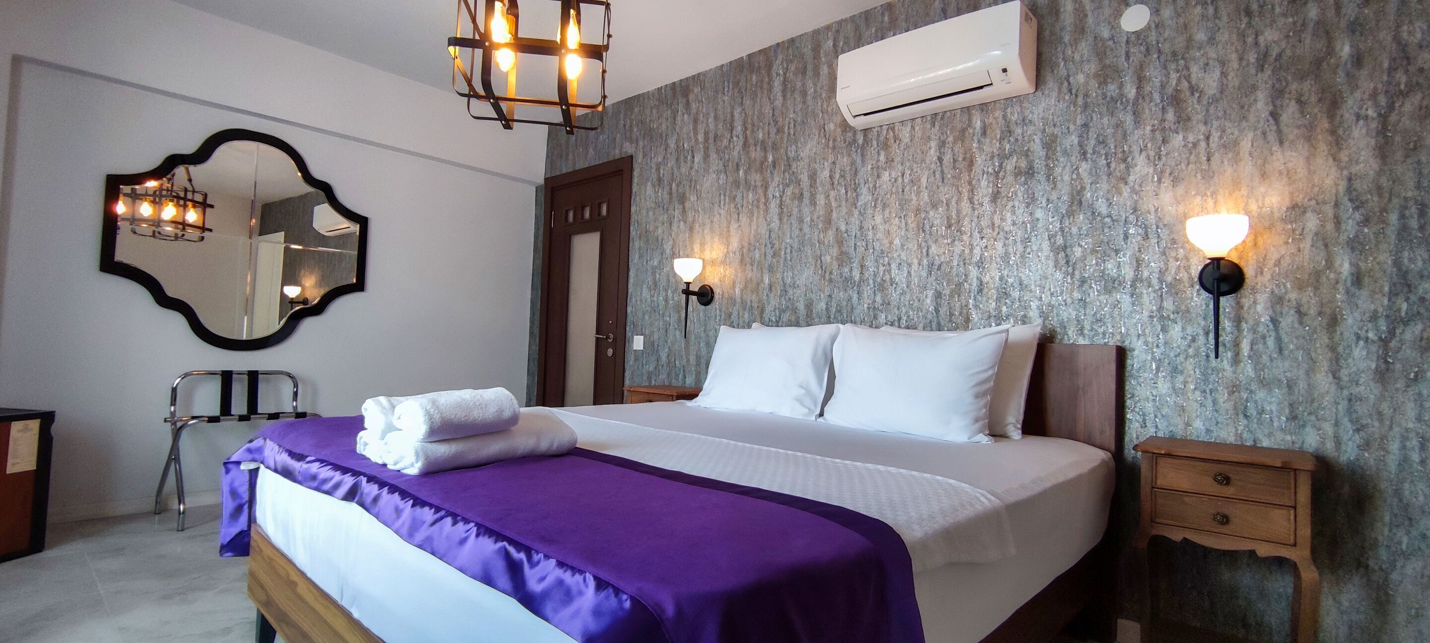 Premium bedding, Select Comfort beds, minibar, free WiFi