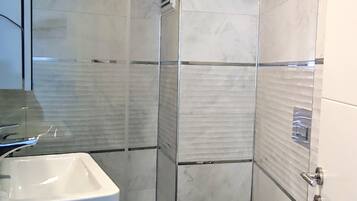 Standard Room | Bathroom | Shower, free toiletries, hair dryer, bathrobes
