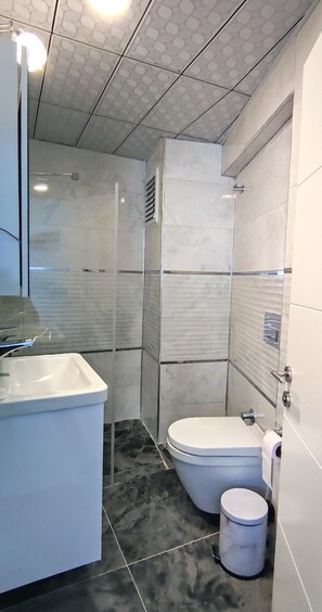 Habitación estándar | Baño | Regadera, amenidades de baño gratuitas, secadora de cabello, batas 