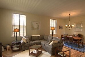 TV - Historic Townhome on Great Diamond Island - Walking Distance to the Beach (Portland)