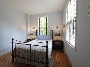 3 bedrooms, iron/ironing board, WiFi, bed sheets - Historic Townhome on Great Diamond Island - Walking Distance to the Beach (Portland)