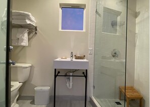 Badewanne, Haartrockner, Handtücher