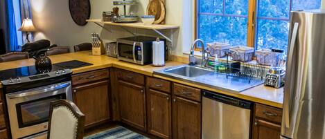 Réfrigérateur, four à micro-ondes, un four, surface de cuisson