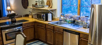 Beautiful 4-bedroom, fully stocked.  5min walk to Main Street.