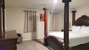 Une chambre à coucher avec un lit à baldaquin, un bureau et une chaise.