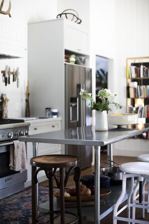 ثلاجة، ميكروويف، فرن، موقد طهي مسطح