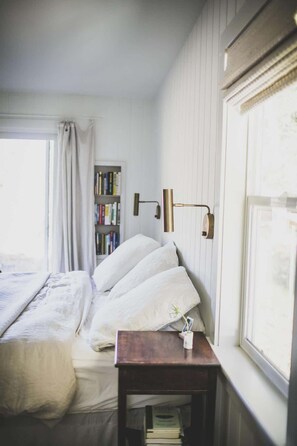 3 bedrooms, desk, iron/ironing board, travel cot