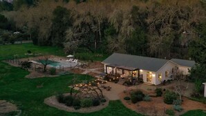 A house with a covered patio, a swimming pool, and a well-maintained garden. - Healdsburg Homestead with Pool, Hot Tub and Tastings Included (Healdsburg)