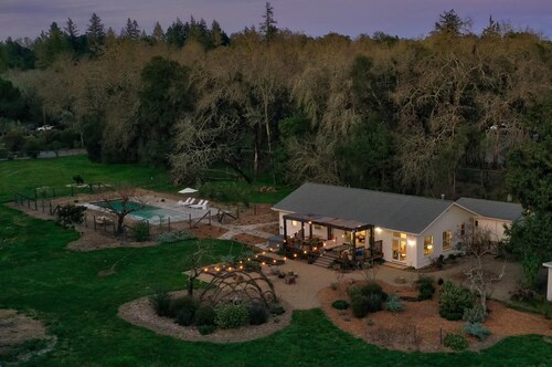 Homestead with Pool and Hot Tub - Wine Tastings Included
