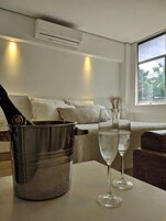 Cofres nos quartos, cortinas blackout, quartos à prova de som