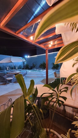 Una piscina al aire libre