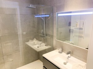 Kylpyamme, hiustenkuivaaja, pyyhkeet, saippua