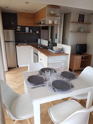 Kühlschrank, Mikrowelle, Geschirrspüler, Hochstuhl