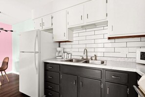 Fridge, microwave, oven, stovetop - Amazing Dolly Apartment (nashville)