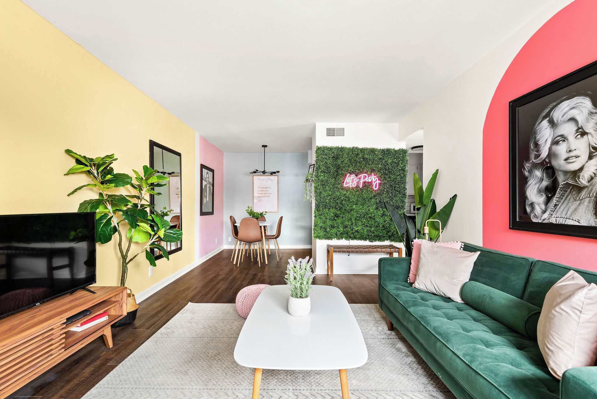 Televisie, een kantoor en een printer