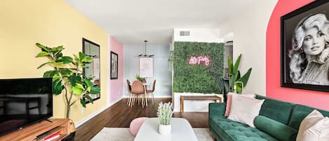 Televisie, een kantoor en een printer