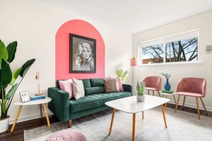 TV, offices, printers - Amazing Dolly Apartment (nashville)